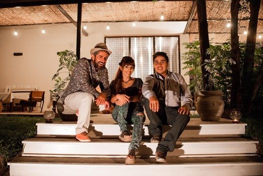 Los hermanos ibarra sentados en las escaleras de calle angosta el resturante